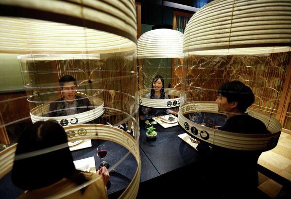 Персонал отеля в Токио во время эксперимента по защите от коронавируса во время приема пищи 
