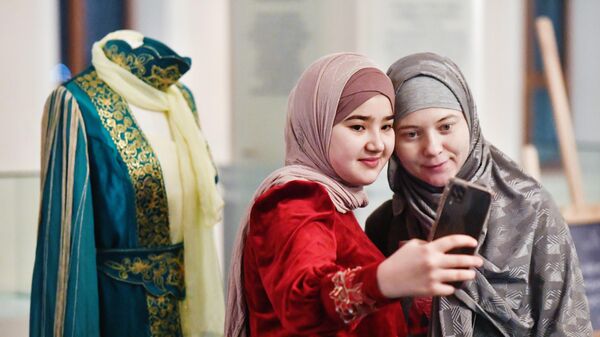 Посетительницы фотографируются у турецкого национального костюма на открытии выставки Хиджаб - моя гордость в Московской соборной мечети