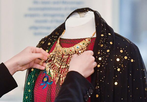 Посетительница рассматривает национальный костюм ОАЭ на открытии выставки Хиджаб - моя гордость в Московской соборной мечети