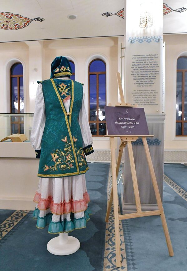 Татарский национальный костюм на выставке Хиджаб - моя гордость в Московской соборной мечети
