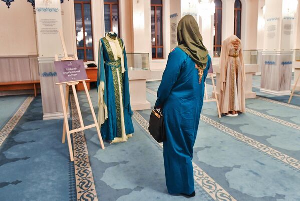 Посетительница на открытии выставки Хиджаб - моя гордость в Московской соборной мечети
