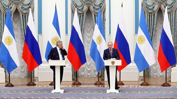 Президент России Владимир Путин и президент Аргентины Альберто Фернандес во время пресс-конференции