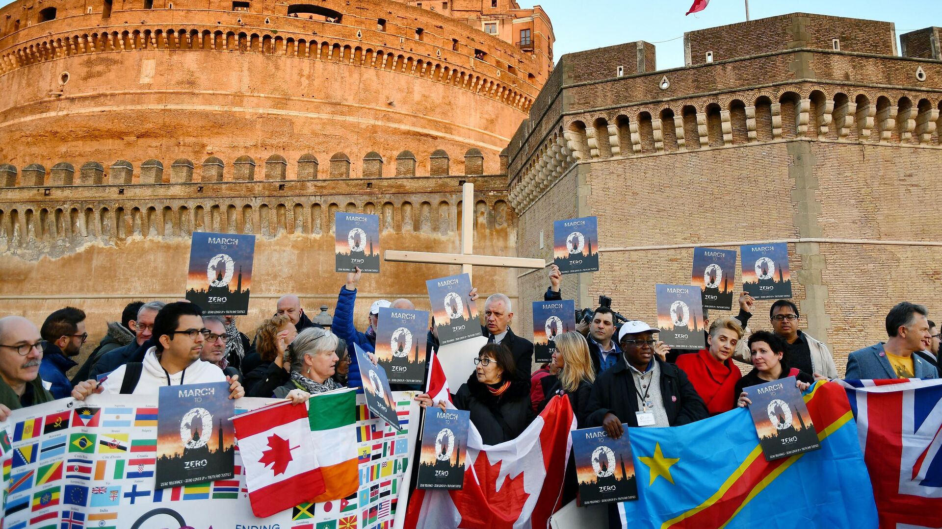 Активисты-правозащитники международной организации Ending Clergy Abuse (ECA) проводят митинг у замка Сант-Анджело в Риме - РИА Новости, 1920, 04.02.2022