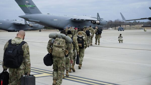 Военнослужащие 82-й воздушно-десантной дивизии армии США готовятся к отправке в Восточную Европу. 3 февраля 2022