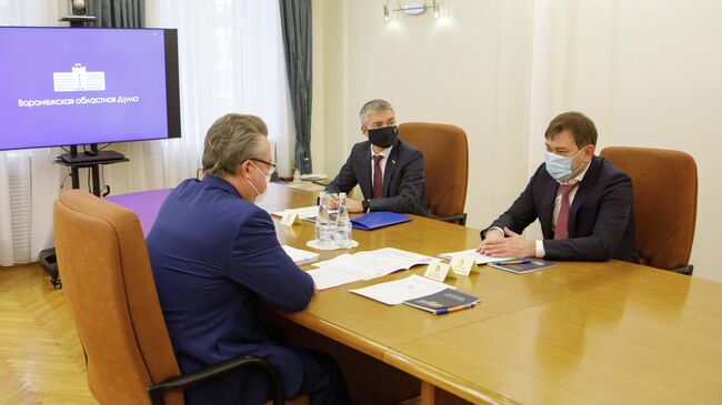 Председатель Воронежской областной думы Владимир Нетесов во время встречи с депутатом Госдумы Евгением Ревенко и мэром Воронежа Вадимом Кстениным