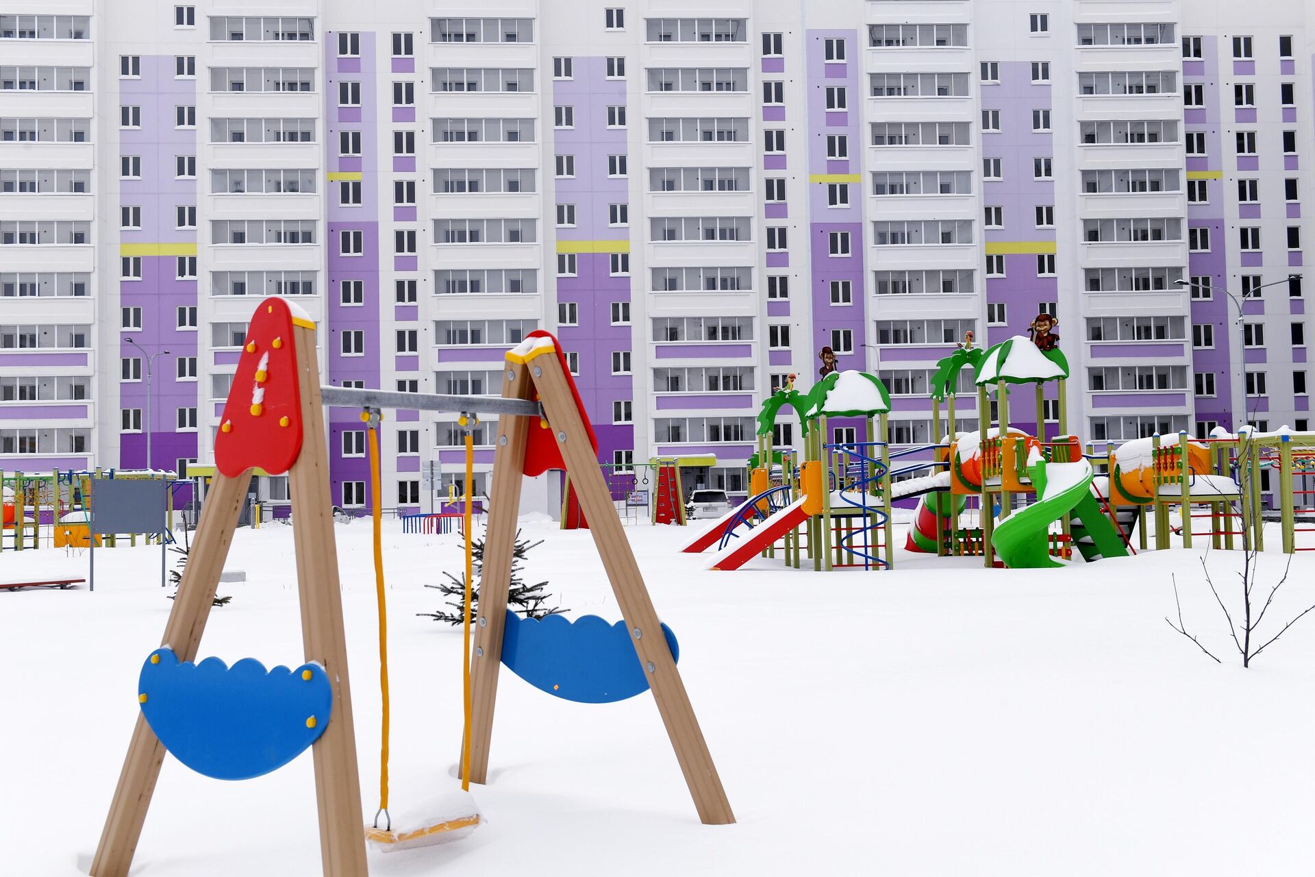 Детская площадка во дворе нового дома, построенного по программе социальной ипотеки в Набережных Челнах - РИА Новости, 1920, 03.02.2022