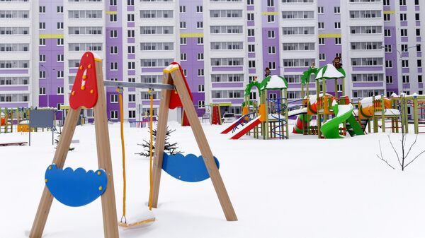Детская площадка во дворе нового дома, построенного по программе социальной ипотеки в Набережных Челнах