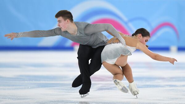 Софья Нестерова и Артем Даренский (Украина) выступают с произвольной программой в парном фигурном катании на зимних юношеских Олимпийских играх 2020.