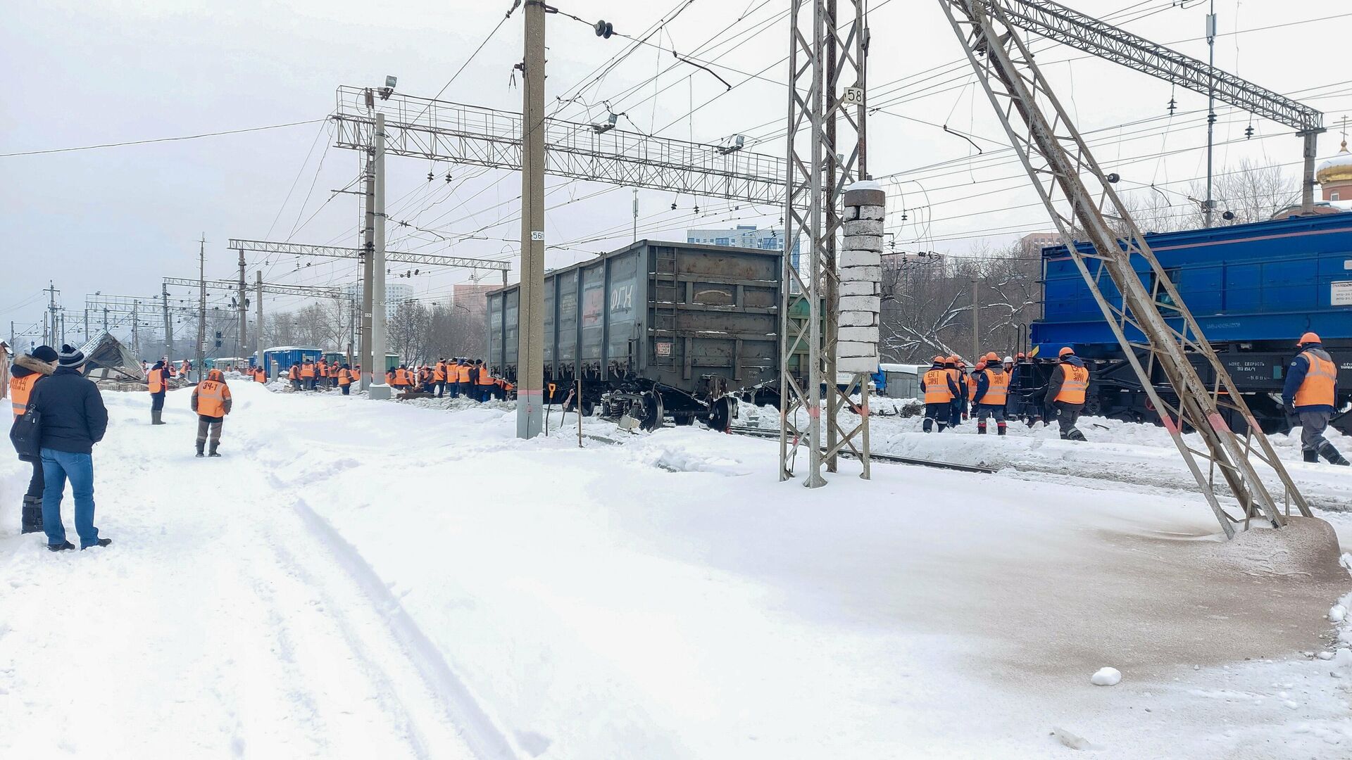 Ликвидация последствий схода с рельсов вагонов поезда на железнодорожной станции Люблино-Сортировочное - РИА Новости, 1920, 03.02.2022