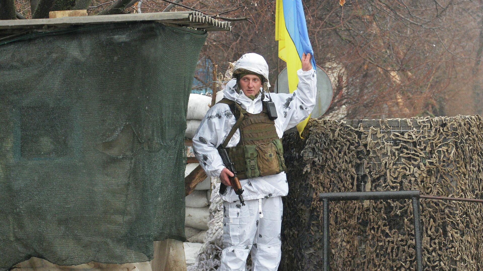 Украинский военнослужащий на позиции в районе Горловки - РИА Новости, 1920, 21.02.2022