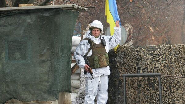 Украинский военнослужащий на позиции в районе Горловки
