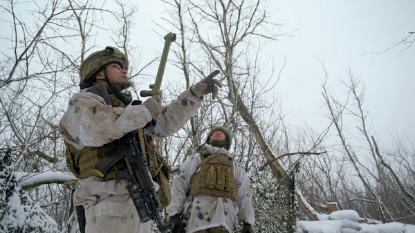 Украинские военные на линии соприкосновения в районе деревни Пески