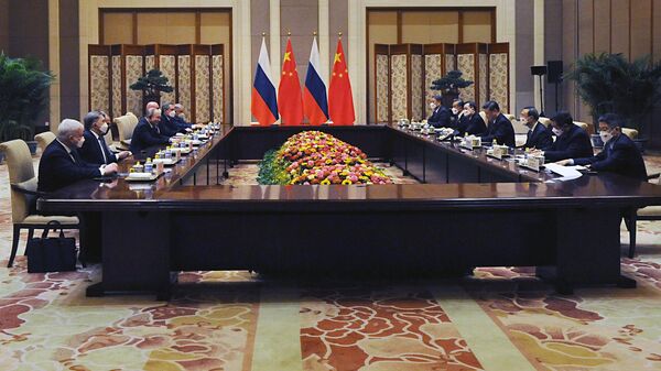 Президент России Владимир Путин и председатель КНР Си Цзиньпин во время переговоров в государственной резиденции Дяоюйтай в Пекине