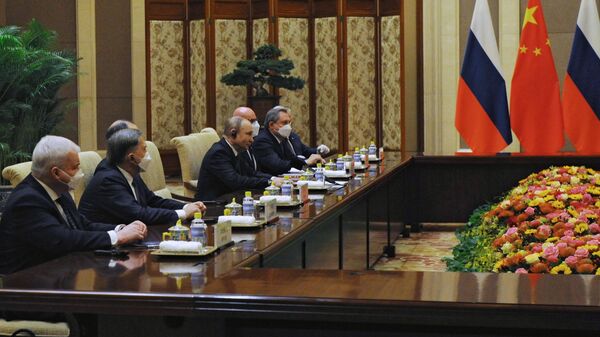Президент России Владимир Путин во время переговоров с председателем КНР Си Цзиньпинем в государственной резиденции Дяоюйтай в Пекине
