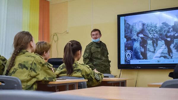 Александр Мясоедов во время занятий с кадетами