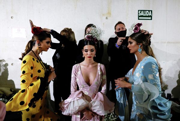 Модели готовятся к Международному показу мод фламенко SIMOF в Севилье, Испания
