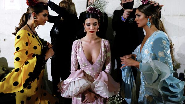 Модели готовятся к Международному показу мод фламенко SIMOF в Севилье, Испания