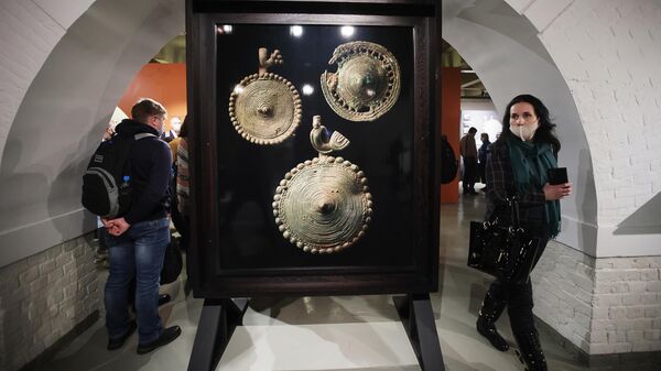 Фотография бронзовых умбоновидных подвесок (V-VII вв. н. э.) на выставке Защитники Щербинского в Музее Москвы