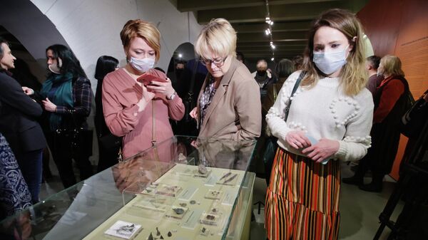 Посетители рассматривают экспонаты выставки Защитники Щербинского в Музее Москвы