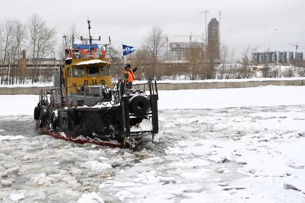 Сотрудники ГУП Мосводосток на ледоколе во время зимних работ на Москве-реке