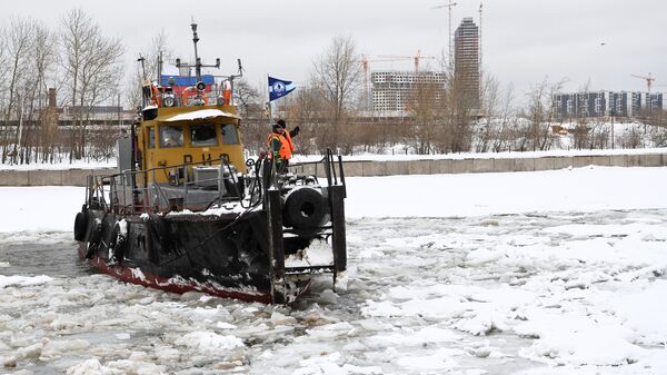 Сотрудники ГУП Мосводосток на ледоколе во время зимних работ на Москве-реке