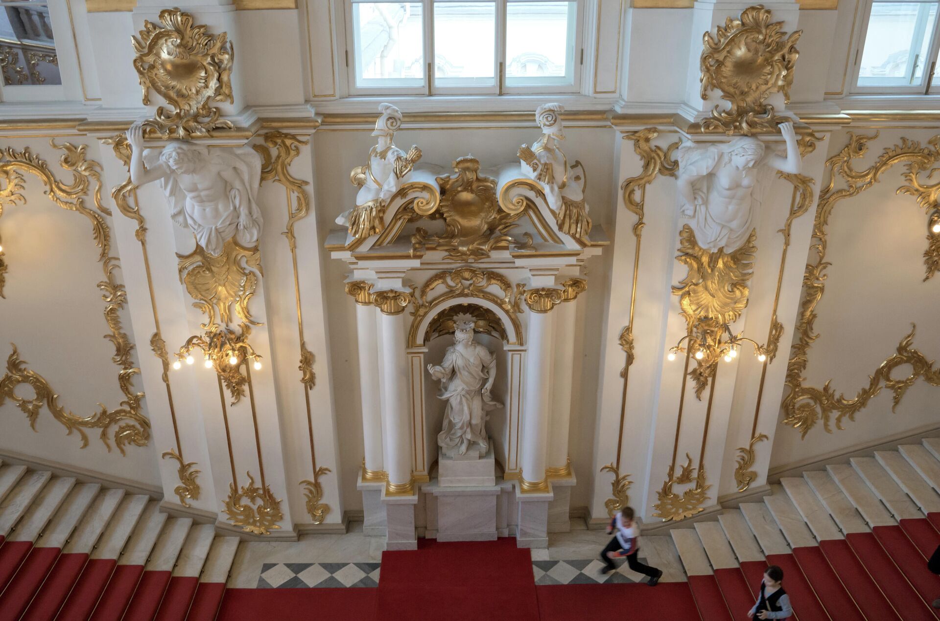 Главная лестница в Государственном Эрмитаже в Санкт-Петербурге - РИА Новости, 1920, 24.02.2022