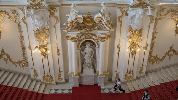 Главная лестница в Государственном Эрмитаже в Санкт-Петербурге