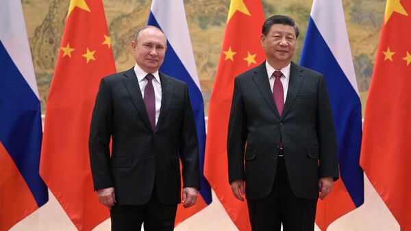 Президент России Владимир Путин и председатель КНР Си Цзиньпин (справа) 