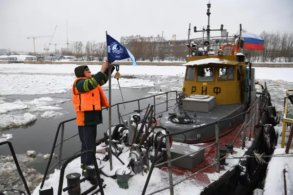 Сотрудник ГУП Мосводосток подготавливает ледокол к проведению зимних работ на Москве-реке