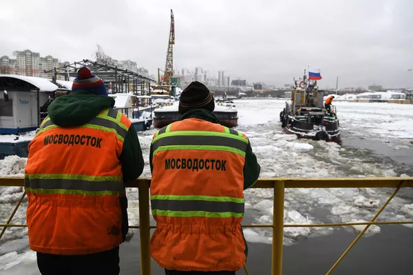 Сотрудники ГУП Мосводосток наблюдают за отплытием ледокола для проведения зимних работ на Москве-реке