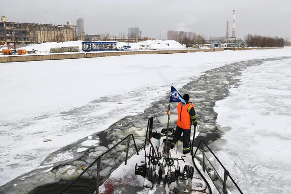 Сотрудник ГУП Мосводосток на ледоколе во время зимних работ на Москве-реке