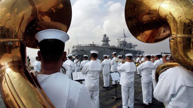 Встреча моряков седьмого флота США в порту Манилы 