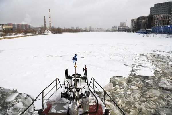 Ледокол ГУП Мосводосток во время зимних работ на Москве-реке