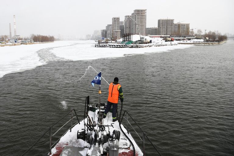 Сотрудник ГУП Мосводосток на ледоколе во время зимних работ на Москве-реке