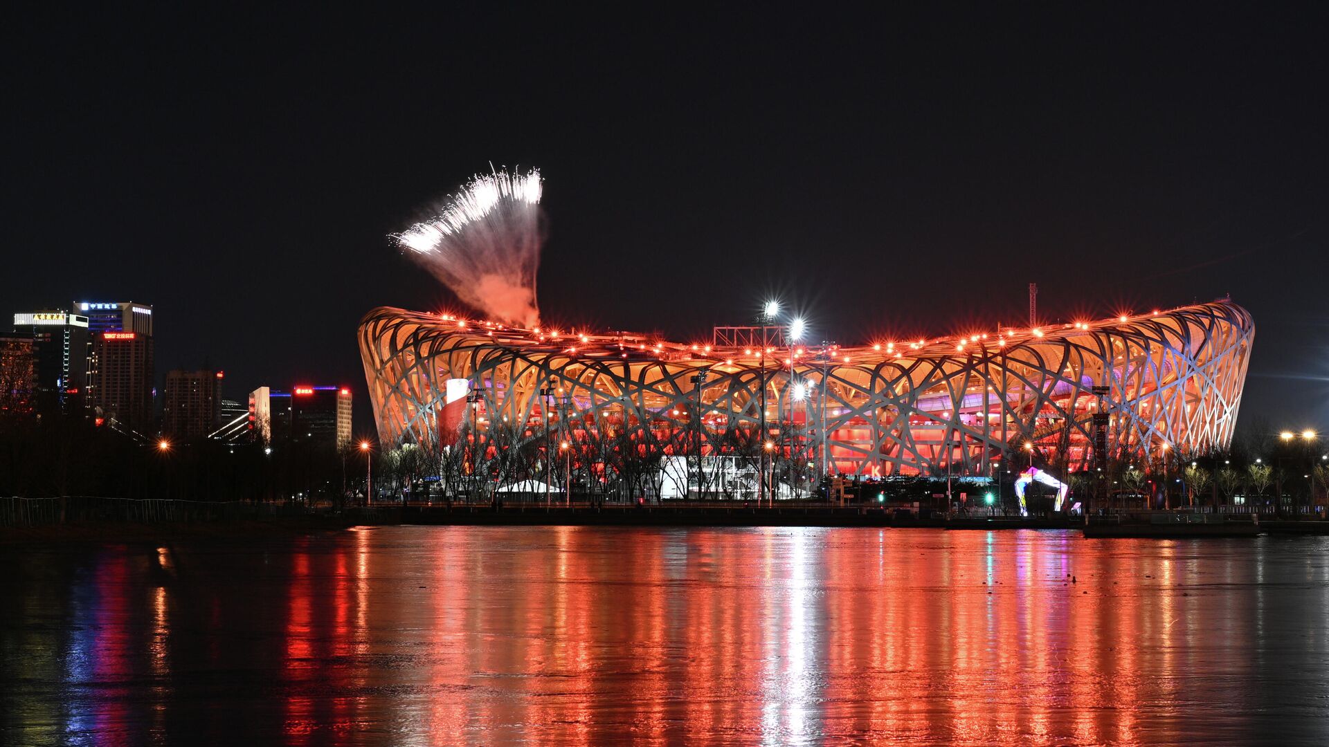 Салют над стадионом Птичье гнездо в Пекине на церемонии открытия XXIV Олимпийских игр 2022. - РИА Новости, 1920, 05.02.2022