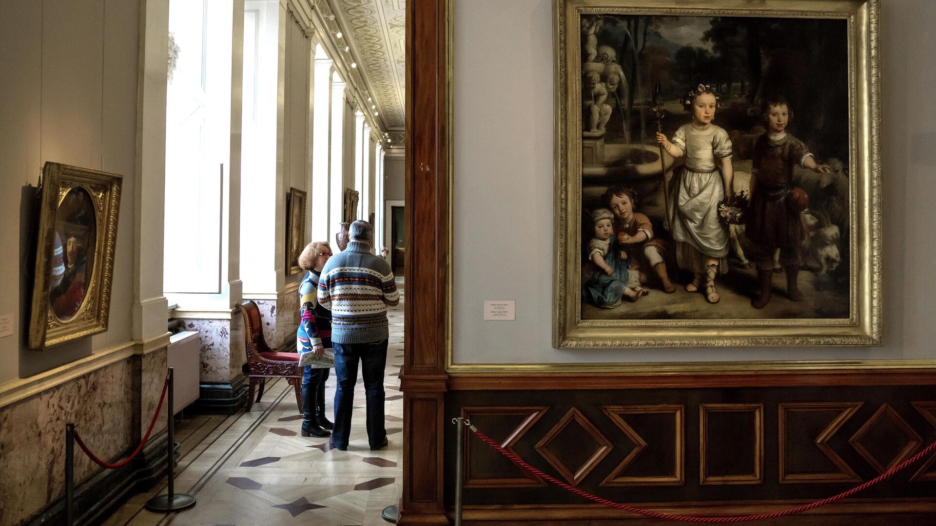 Посетители осматривают экспозицию Государственного Эрмитажа в Санкт-Петербурге - РИА Новости, 1920, 19.05.2022