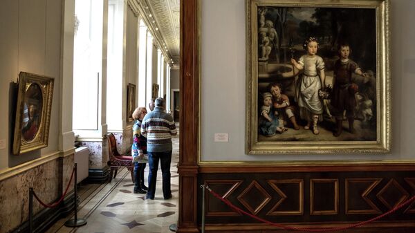 Посетители осматривают экспозицию Государственного Эрмитажа в Санкт-Петербурге