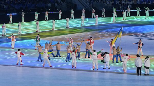 Спортсмены сборной Украины во время парада атлетов на церемонии открытия XXIV зимних Олимпийских игр в Пекине.