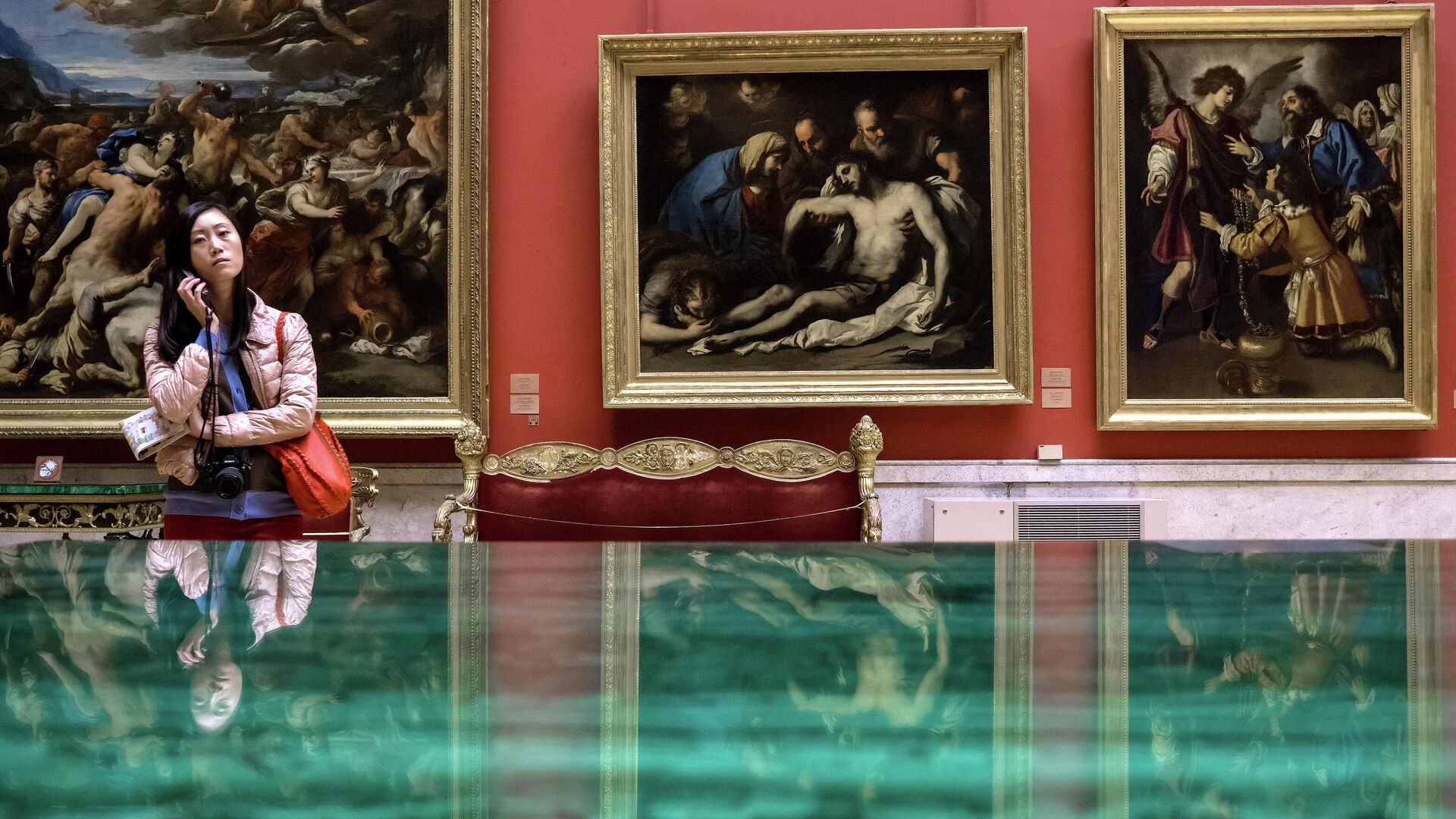 Посетительница рассматривает картины в зале Большой итальянский просвет Государственного Эрмитажа в Санкт-Петербурге - РИА Новости, 1920, 05.02.2022