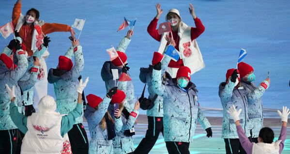 Российские спортсмены, члены сборной России (команда ОКР) во время парада атлетов на церемонии открытия XXIV зимних Олимпийских игр в Пекине. 