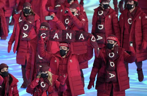 Спортсмены сборной Канады во время парада атлетов на церемонии открытия XXIV зимних Олимпийских игр в Пекине