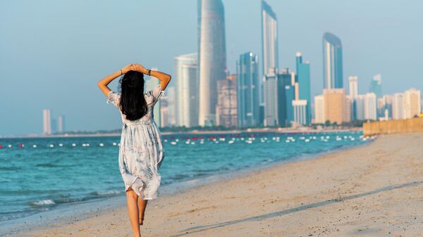 Девушка на пляже в  Абу-Даби