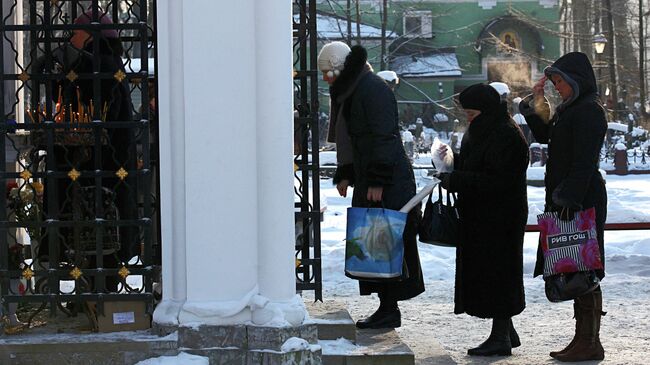 Горожане ставят свечи у часовни Ксении Петербургской в день ее поминовения на Смоленском кладбище в Санкт-Петербурге