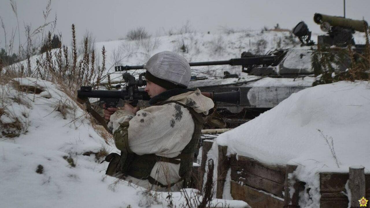 Белорусский военный во время учений по отражению нападения незаконного вооруженного формирования на блок-пост - РИА Новости, 1920, 02.03.2022