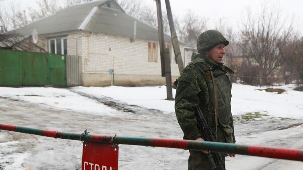 Боец Народной милиции ЛНР на позиции в районе поселка Сокольники Луганской области