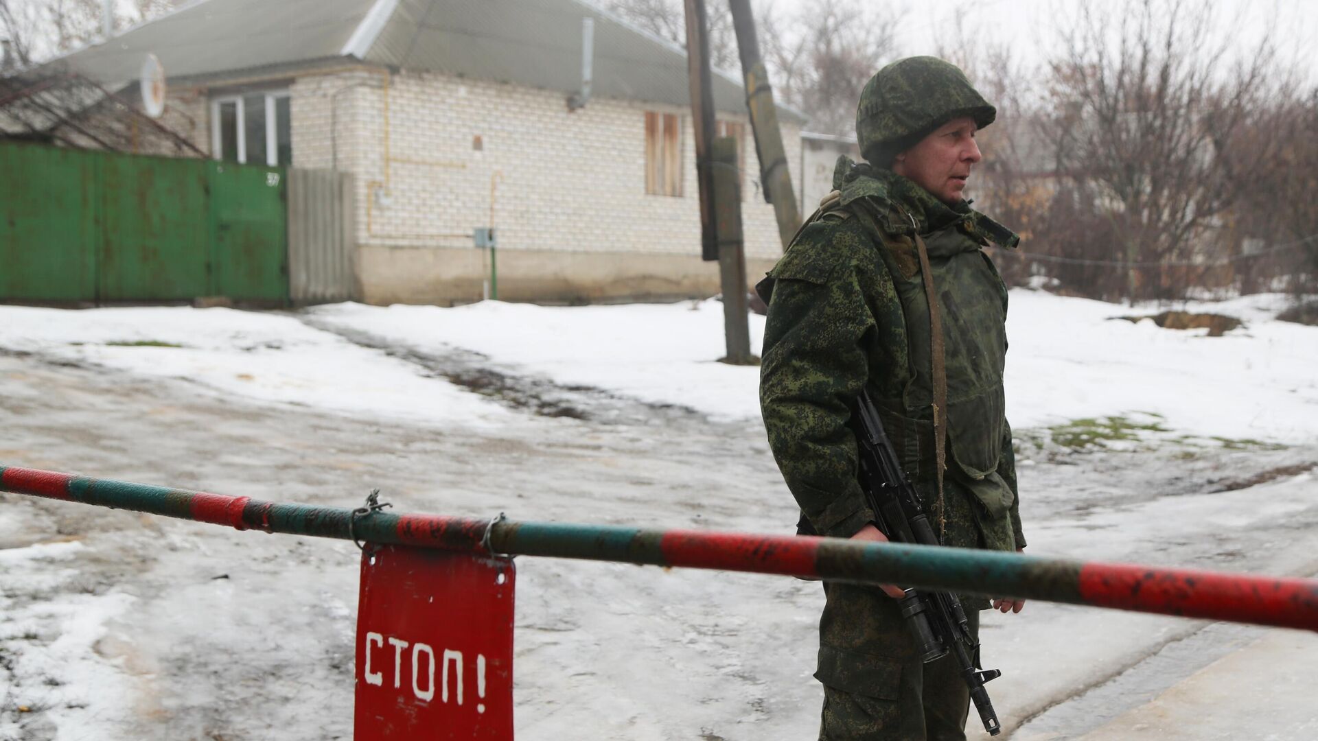 Боец Народной милиции ЛНР на позиции в районе поселка Сокольники Луганской области - РИА Новости, 1920, 17.02.2022