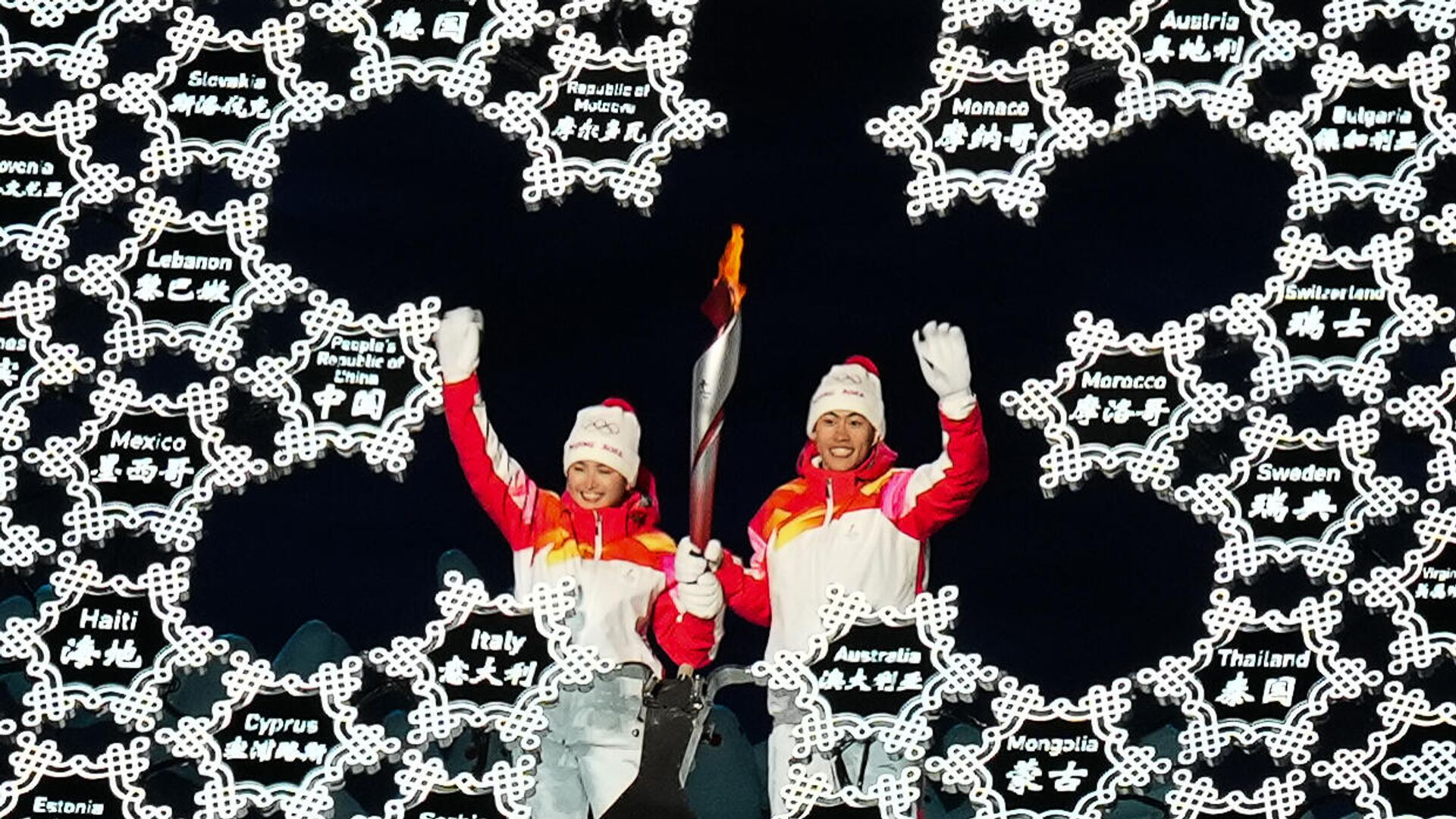 Спортсмены сборной КНР Динигир Йиламуцзян и Чжао Цзявэнь зажигают олимпийский огонь на церемонии открытия XXIV зимних Олимпийских игр в Пекине - РИА Новости, 1920, 16.02.2022
