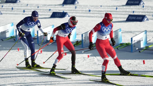 Справа налево: российская спортсменка, член сборной России (команда ОКР) Наталья Непряева, Тереза Штадлобер (Австрия) и Кертту Нисканен (Финляндия) на дистанции 2x7,5 км скиатлона во время соревнований по лыжным гонкам среди женщин на XXIV зимних Олимпийских играх 2022.