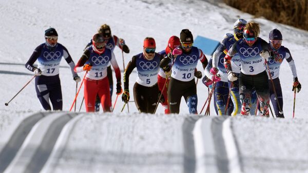 Спортсменки на дистанции 2x7,5 км скиатлона во время соревнований по лыжным гонкам среди женщин на XXIV зимних Олимпийских играх 2022.