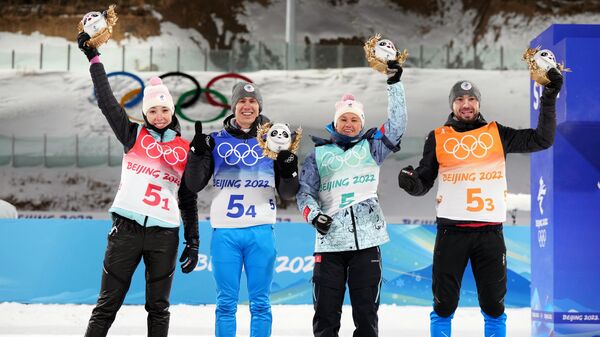 Ульяна Нигматуллина, Эдуард Латыпов, Кристина Резцова и Александр Логинов, завоевавшие бронзовые медали в смешанной эстафете по биатлону на Олимпийских играх 2022 в Пекине